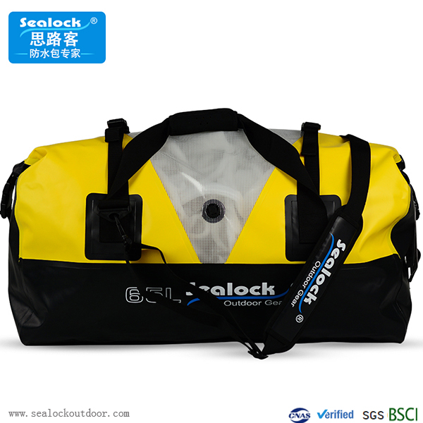 An mála duffel durable agus uiscedhíonach a thabhairt isteach - an compánach taistil idéalach