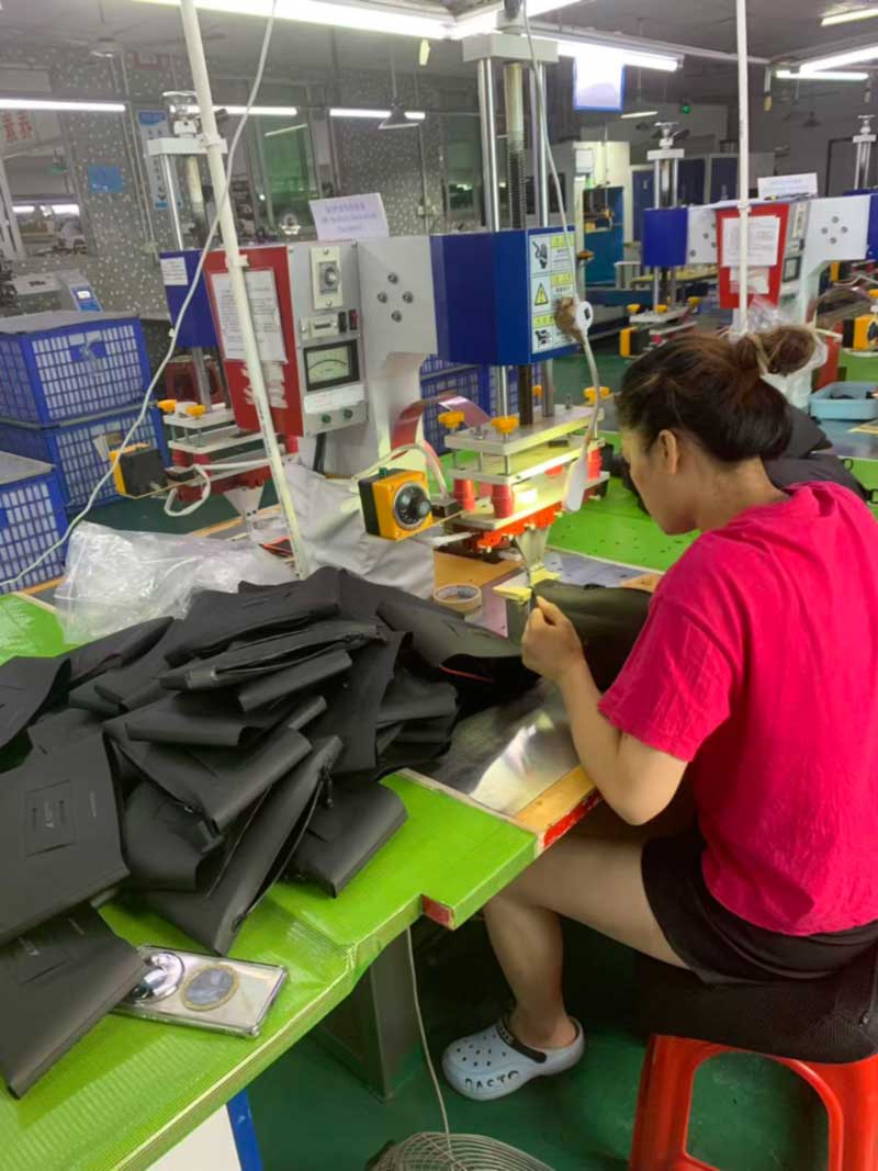 Tá Tríocha Páirt Táthaithe ag Mála Droma Sula Is Backpack é